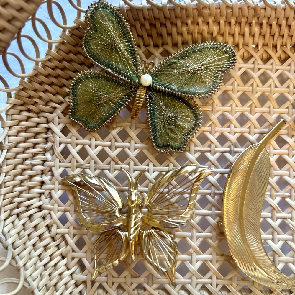 Vntg Bundle of brooches lapel pins feather, butterfly, enamel, gold tone - Picture 3 of 11
